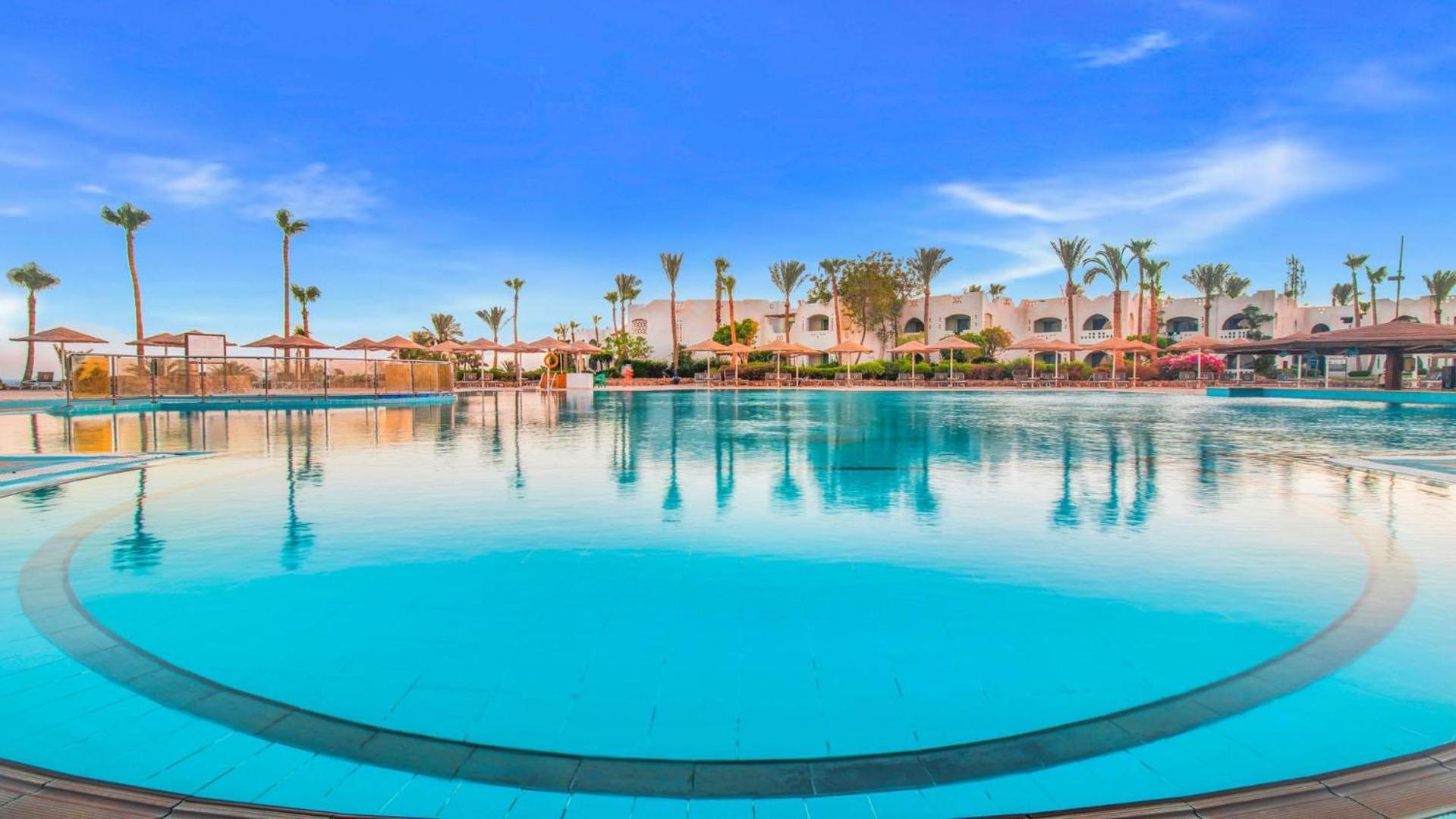 Domina Coral Bay Resort, Diving , Spa & Casino Sharm el-Sheik Eksteriør bilde The swimming pool at the hotel