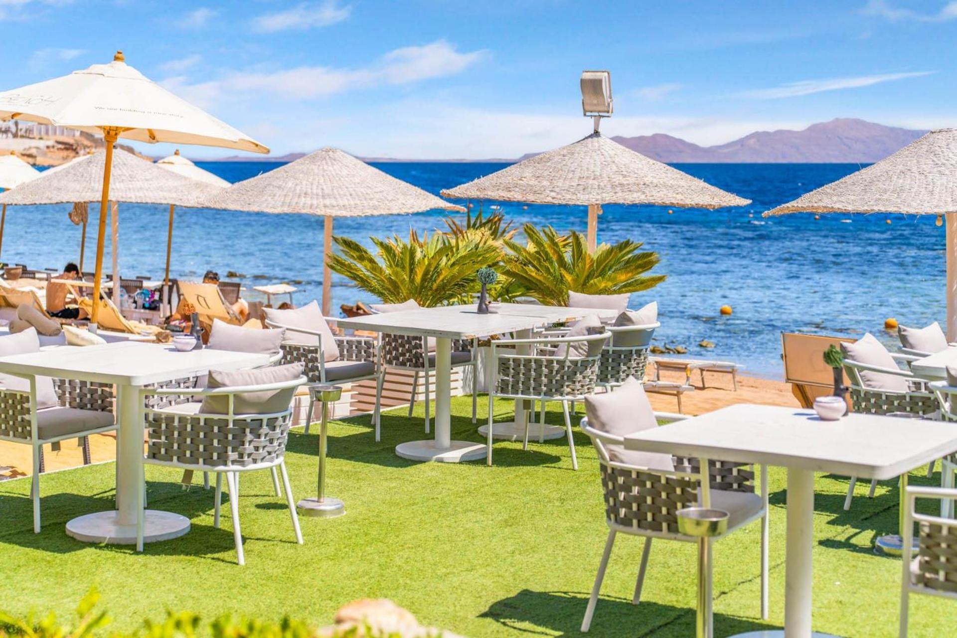 Domina Coral Bay Resort, Diving , Spa & Casino Sharm el-Sheik Eksteriør bilde Artificial grass at a beach bar