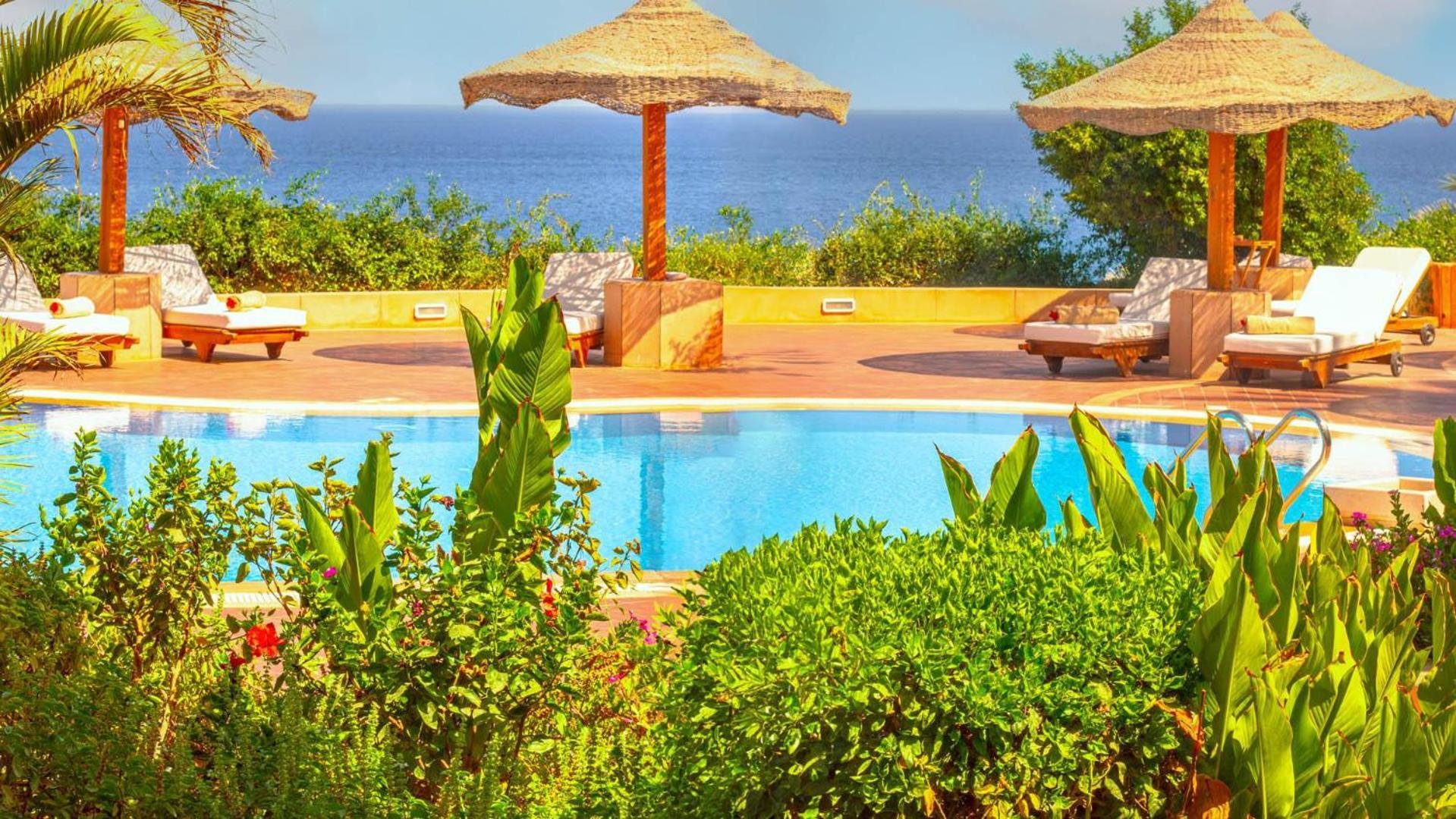 Domina Coral Bay Resort, Diving , Spa & Casino Sharm el-Sheik Eksteriør bilde A pool at a resort