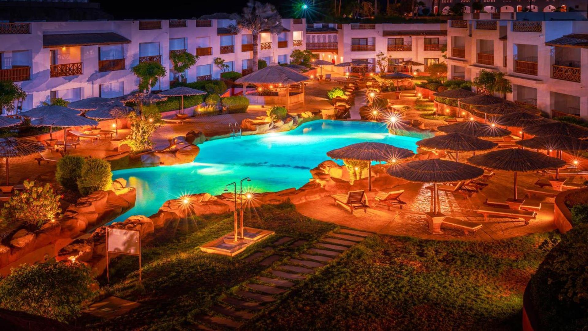 Domina Coral Bay Resort, Diving , Spa & Casino Sharm el-Sheik Eksteriør bilde The resort at night