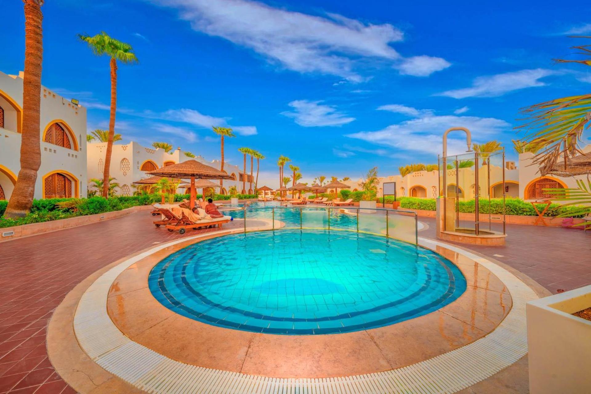 Domina Coral Bay Resort, Diving , Spa & Casino Sharm el-Sheik Eksteriør bilde The swimming pool at the resort