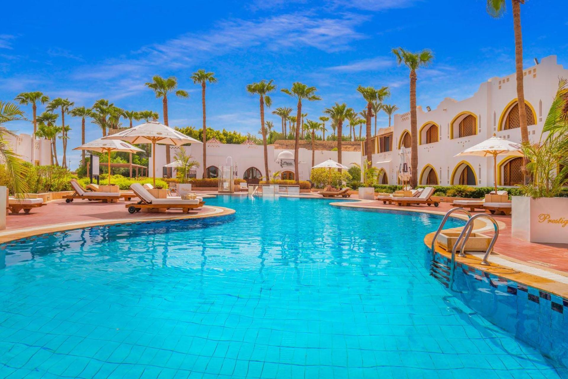 Domina Coral Bay Resort, Diving , Spa & Casino Sharm el-Sheik Eksteriør bilde The swimming pool at the hotel