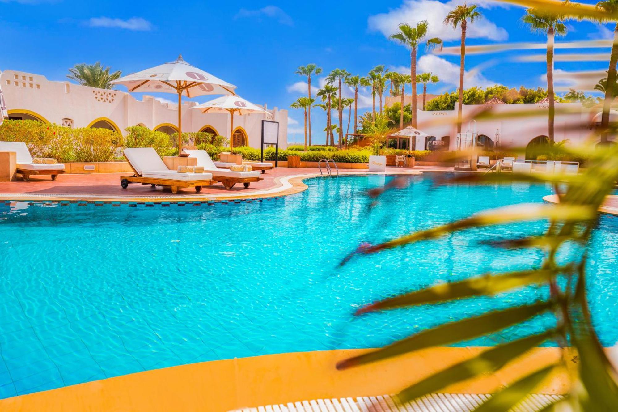 Domina Coral Bay Resort, Diving , Spa & Casino Sharm el-Sheik Eksteriør bilde The swimming pool at the resort
